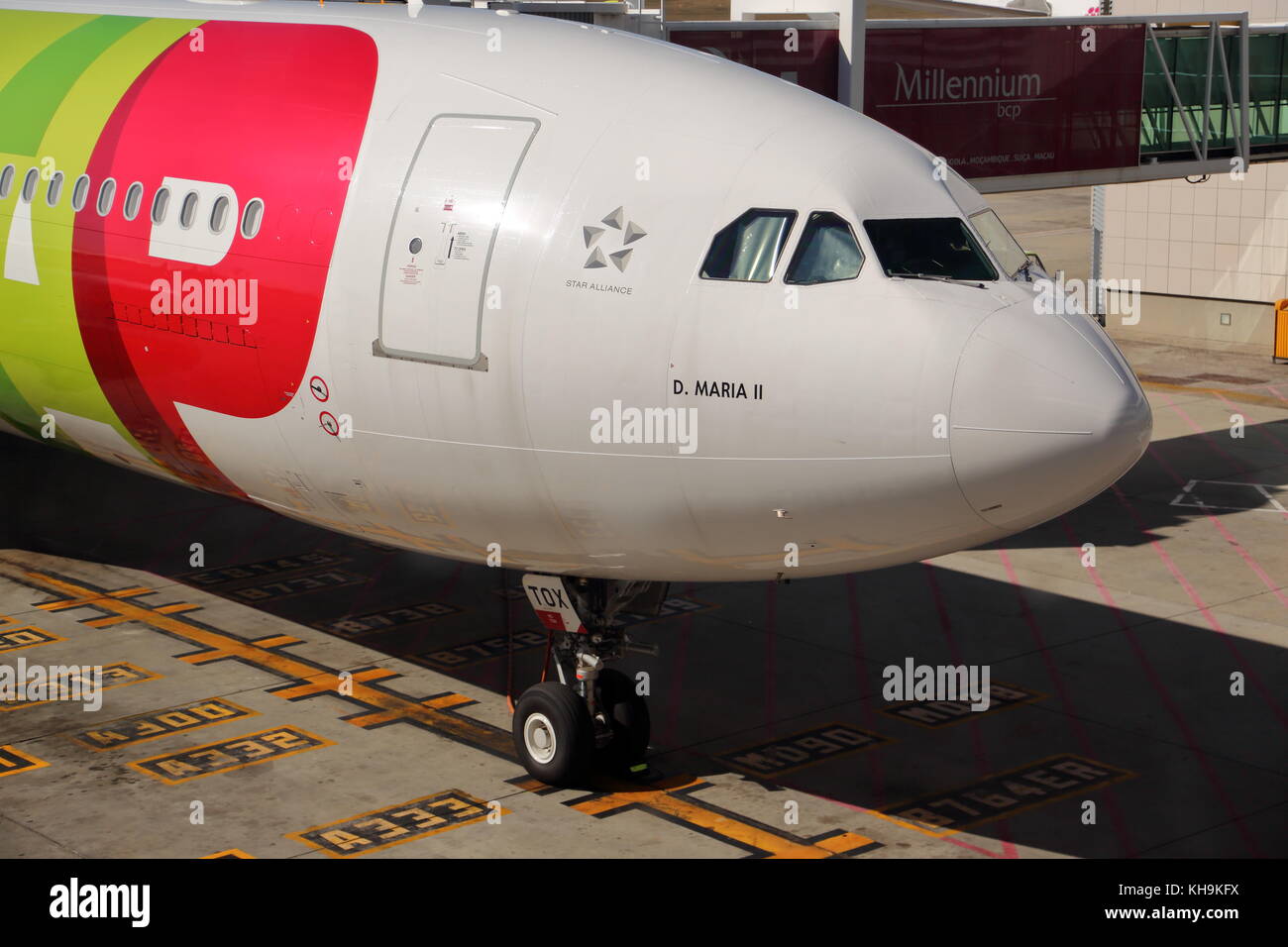 Appuyez sur un airbus A330 cs-tox avion du passager à l'entrée à l'aéroport de Lisbonne, Portugal Banque D'Images