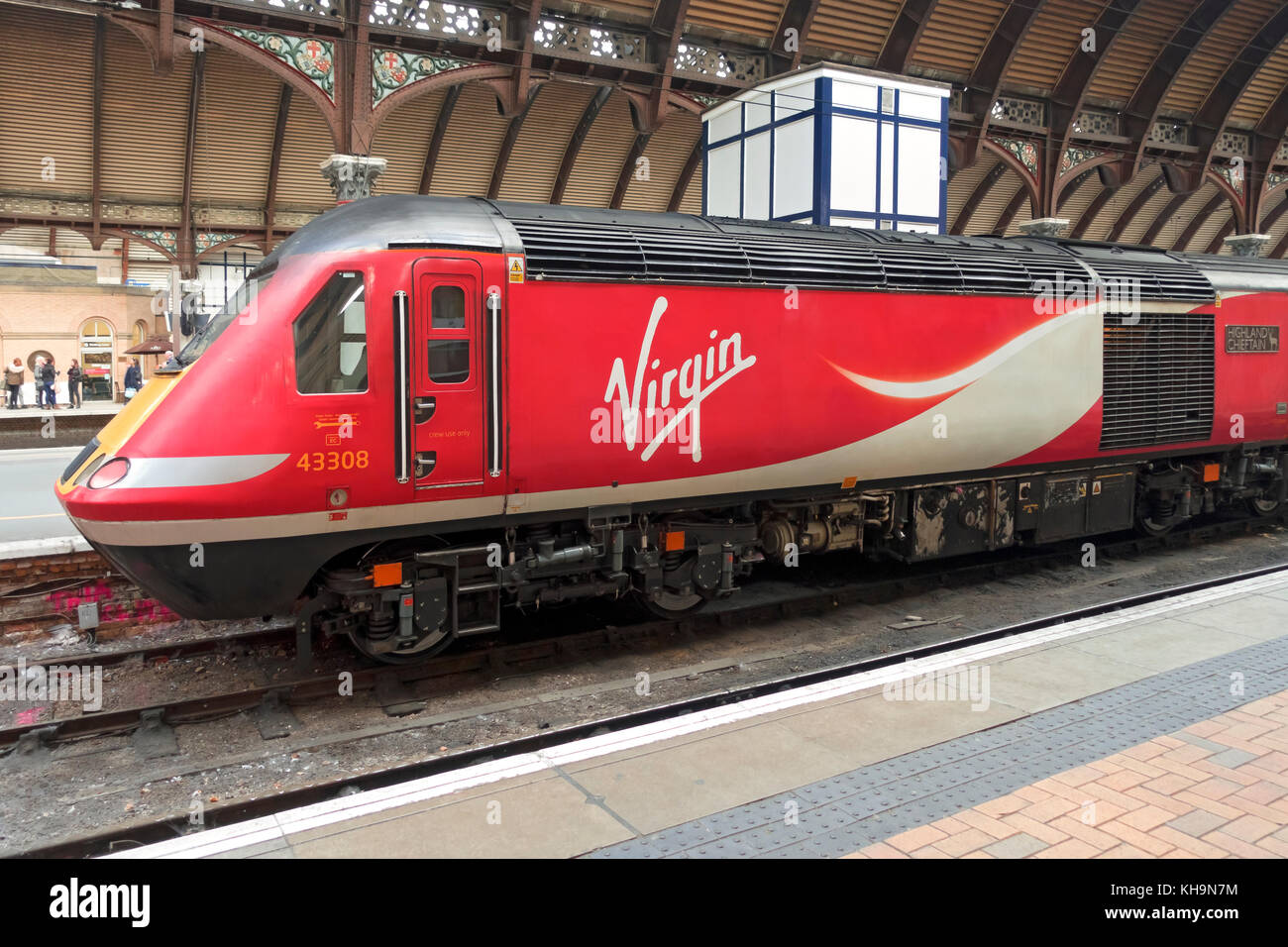 Virgin trains train à grande vitesse de train de voyageurs attendant à la plate-forme de la gare York North Yorkshire Angleterre Royaume-Uni GB Grande-Bretagne Banque D'Images