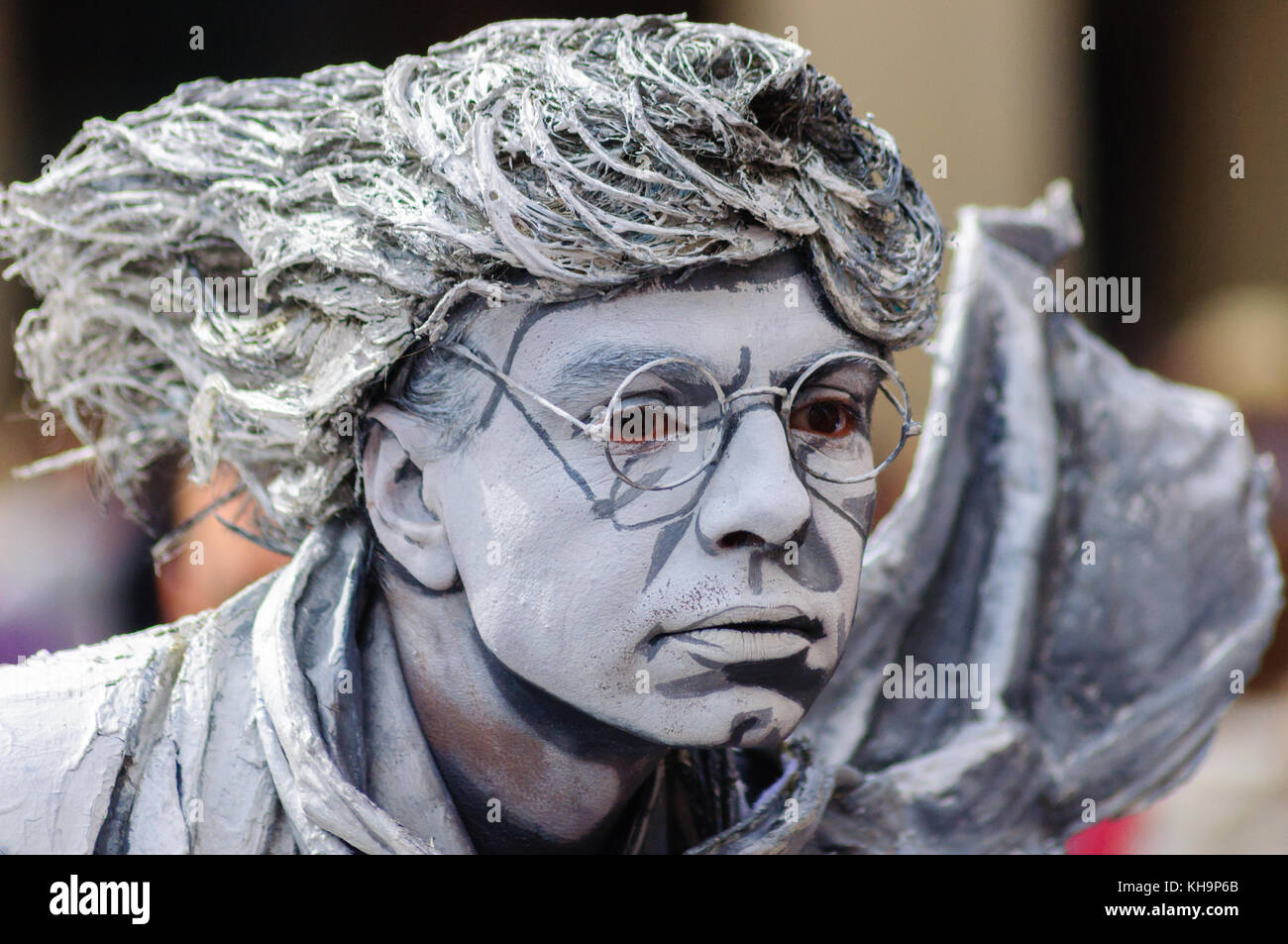 Statue vivante Estevan Mortensen, artiste de rue, qui se déroule sur le Royal Mile lors du Festival international de Fringe d'Édimbourg le 13 août 2016 Banque D'Images