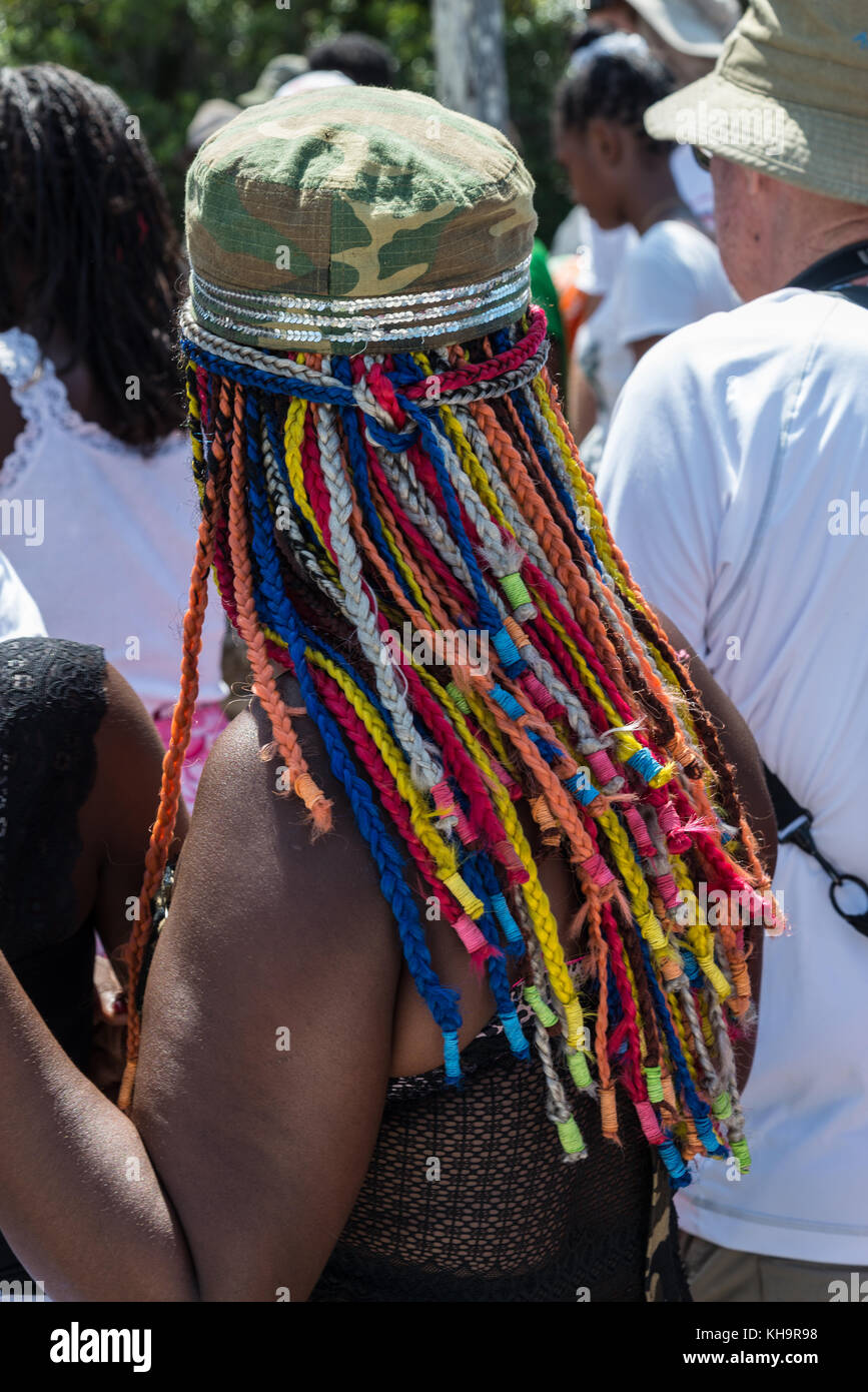 Une femme autochtone avec des tresses de cheveux à une cérémonie de sacrifice de zébus, lac ampitabe, Toamasina, Madagascar, Afrique Banque D'Images Une femme autochtone avec des tresses de cheveux à une cérémonie de sacrifice de zébus, lac ampitabe, Toamasina, Madagascar, Afrique Banque D'Images
