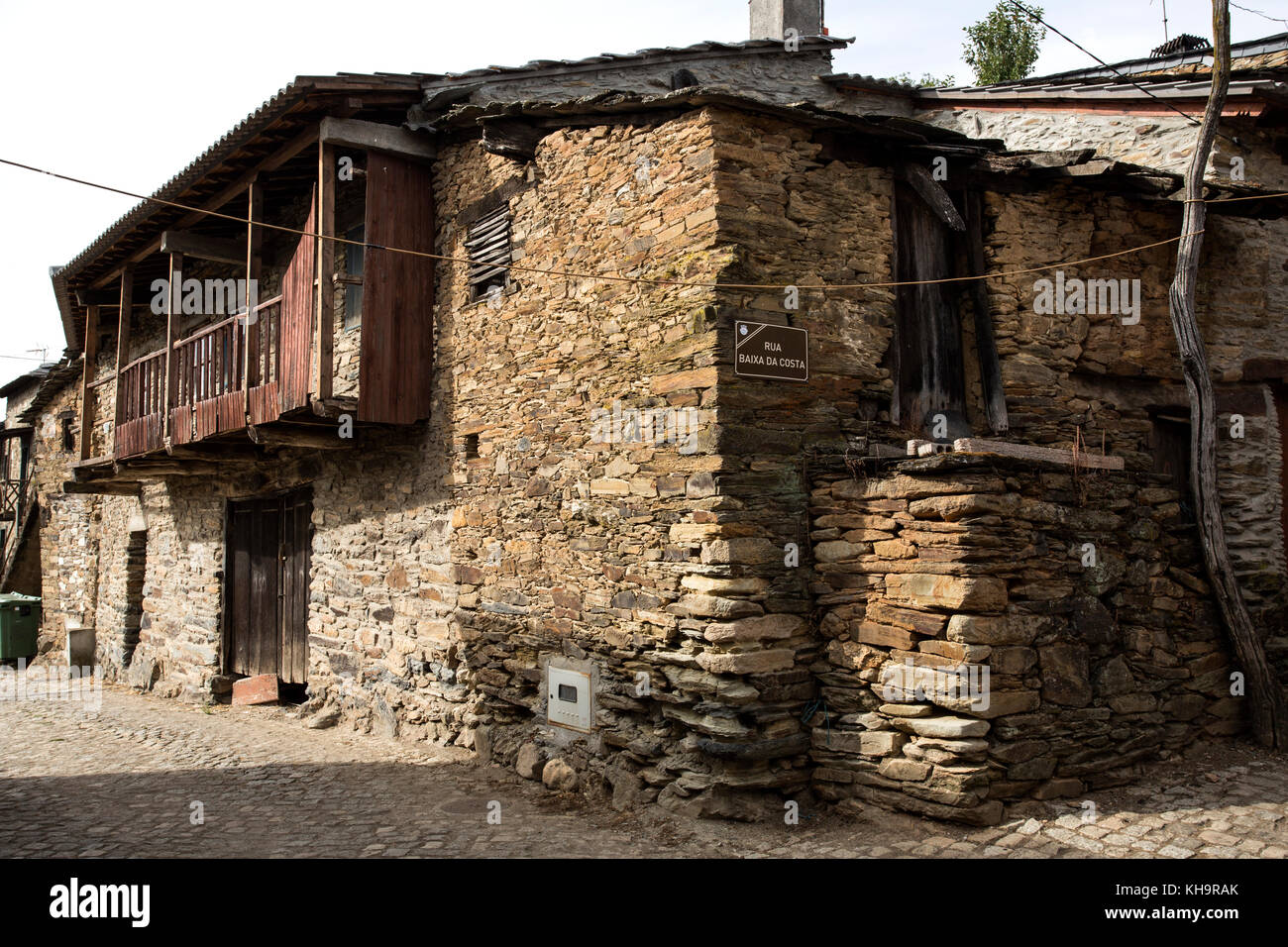 Rio de lassitude est un village dans le nord du Portugal avec des maisons traditionnelles sur deux niveaux étant le niveau supérieur de la famille et de l'étage inférieur pour anima Banque D'Images