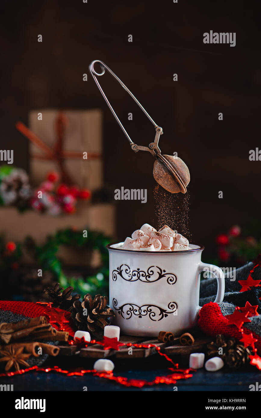 Chocolat chaud avec des guimauves et battant le cacao en poudre dans la  scène de Noël avec des cadeaux. la photographie d'action avec crépine de  vol Photo Stock - Alamy