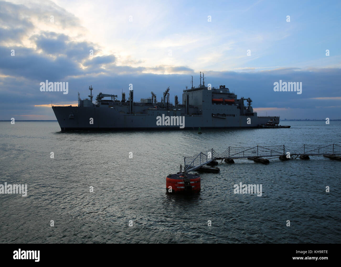 Transport maritime militaire du commandement des navires à cargaison sèche munitions USNS Medgar Evers (T-AKE 13) tire en Naval Banque D'Images