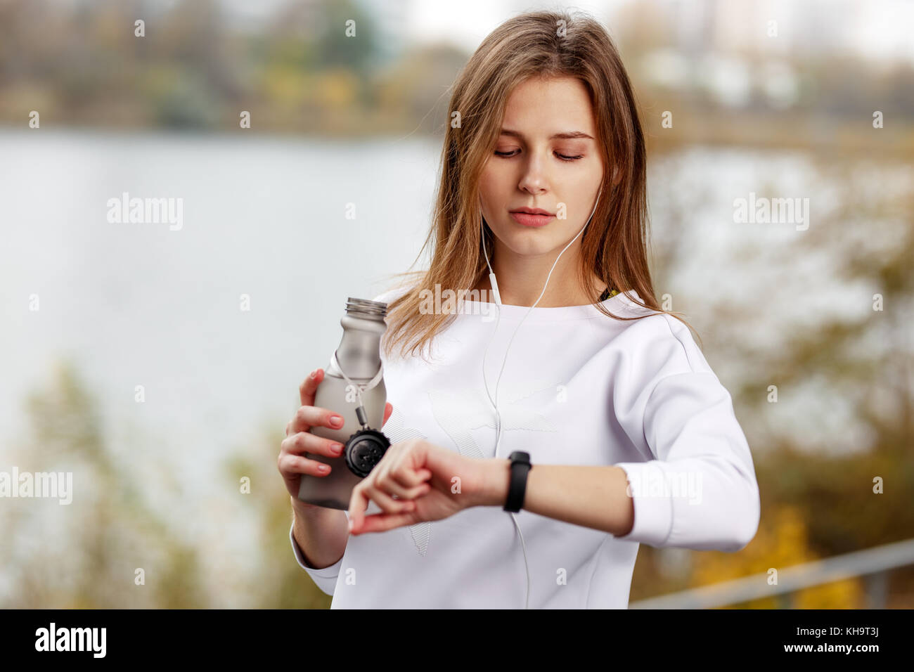 Vérification de la santé et fitness femme portable tracking device. Banque D'Images