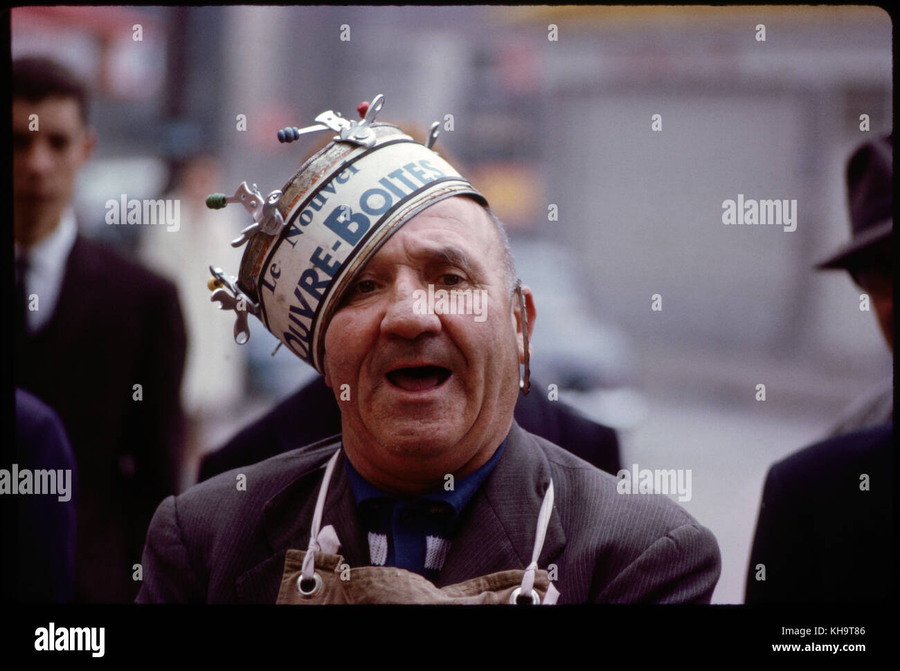 Vendeur masculin à un marché aux puces, Paris, France, 1963 Banque D'Images