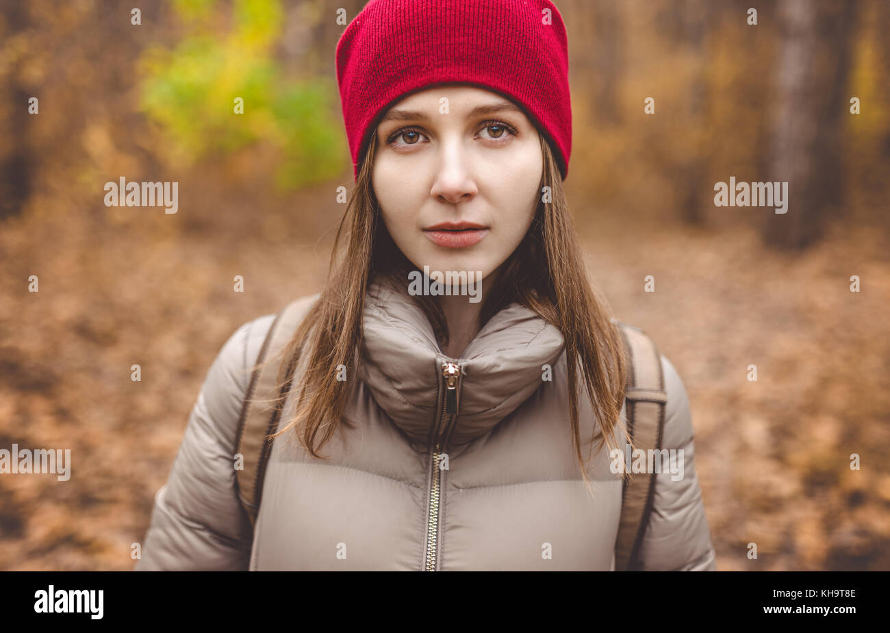 Young woman in casual wear debout dans forêt d'automne. Banque D'Images