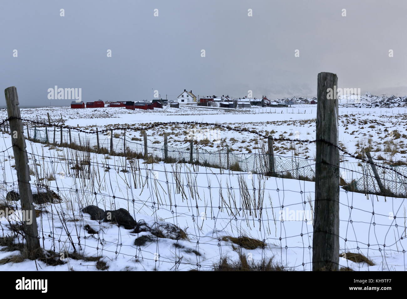 Se. intérieur vue depuis eggum natur réserve à la rorbuer-cabanes de pêcheurs et les cottages du village eggum sous forte tempête de ciel couvert le couvrant backgrou Banque D'Images