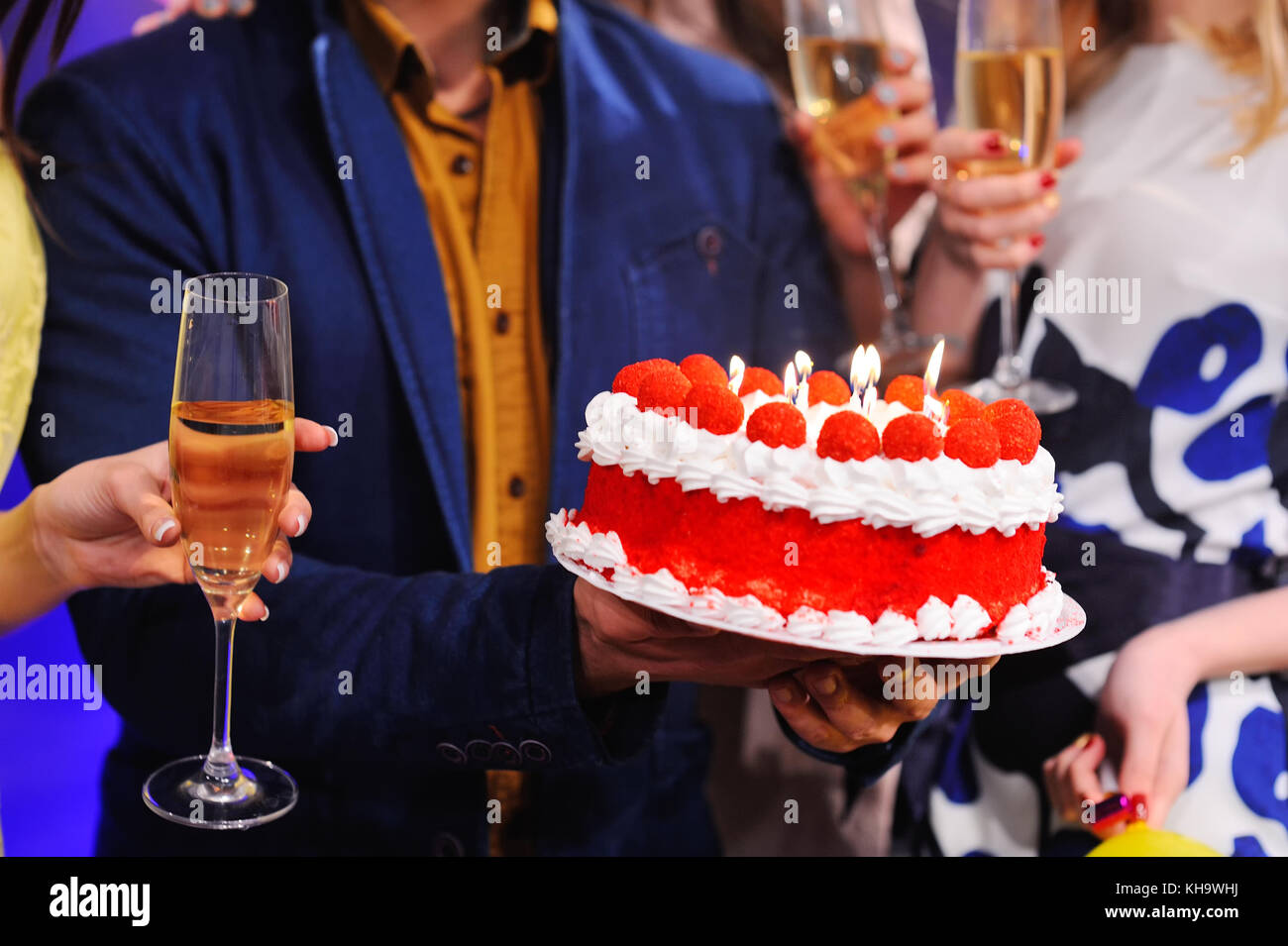 Gateau D Anniversaire Avec Des Bougies Et Un Verre De Champagne Libre Photo Stock Alamy