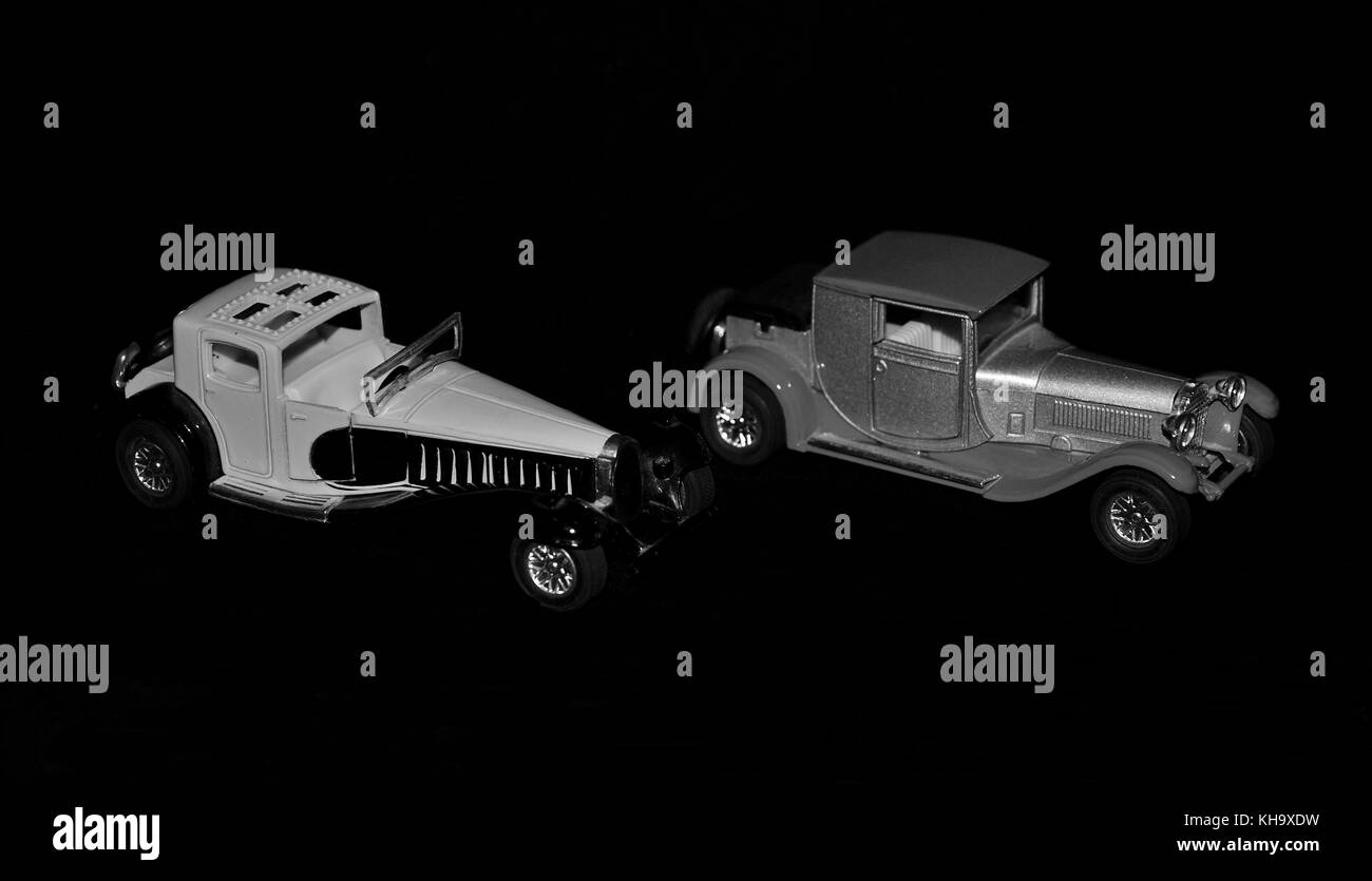 Deux modèles de voitures vintage isolés Banque D'Images