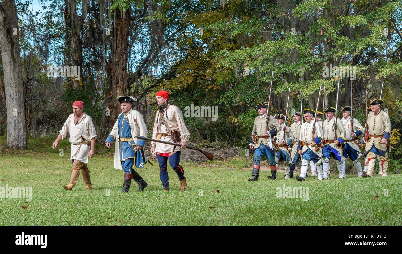 Reconstitution d'années 1700 soldats français arrivant à établir fort toulouse, New York USA. Banque D'Images