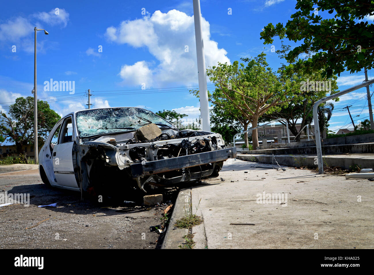 Les véhicules abandonnés et les routes sont en lambeaux le nouveau normal dans des endroits comme Mayagüez, Porto Rico, le 14 novembre 2017. Des milliers de citoyens américains qui appellent Banque D'Images