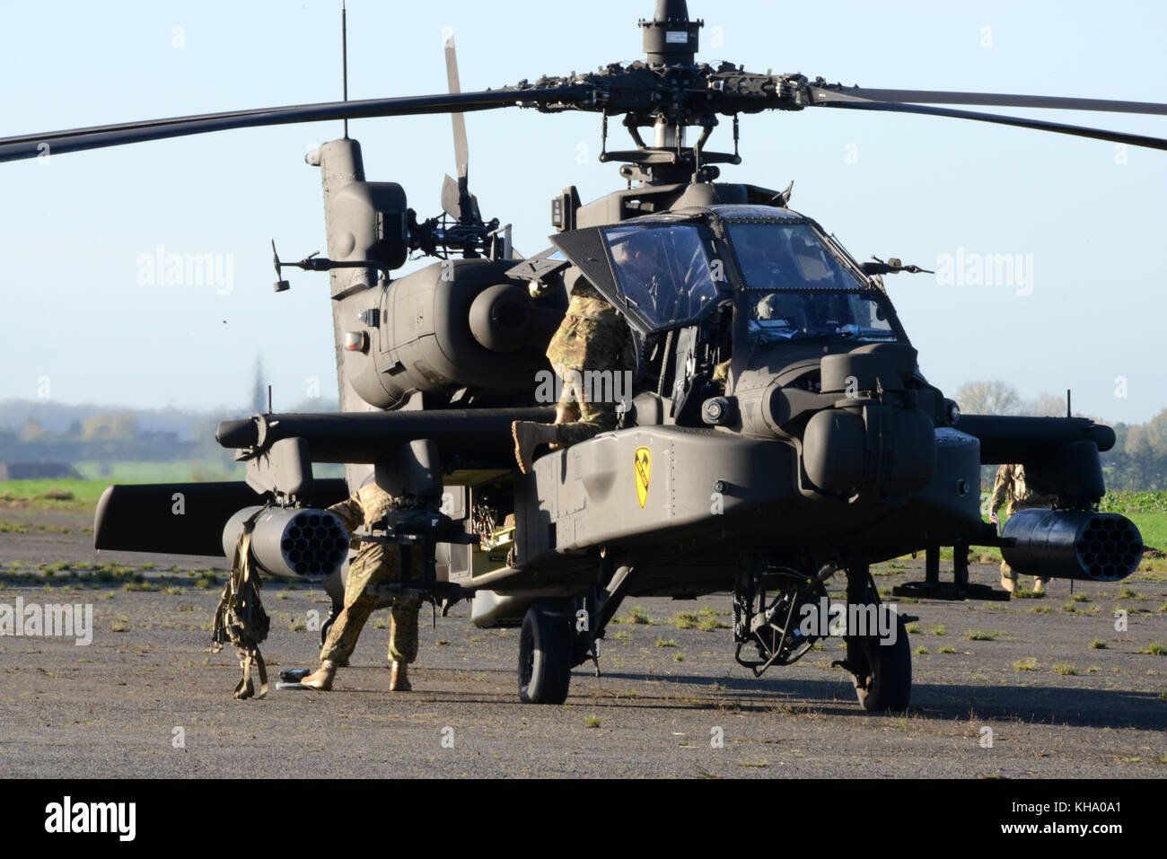 Des soldats américains affectés à 1st Air Cavalry Brigade, Division de cavalerie, effectuez les vérifications de contrôle en amont sur leurs AH-64 Apache avant de quitter un Chièvres Banque D'Images