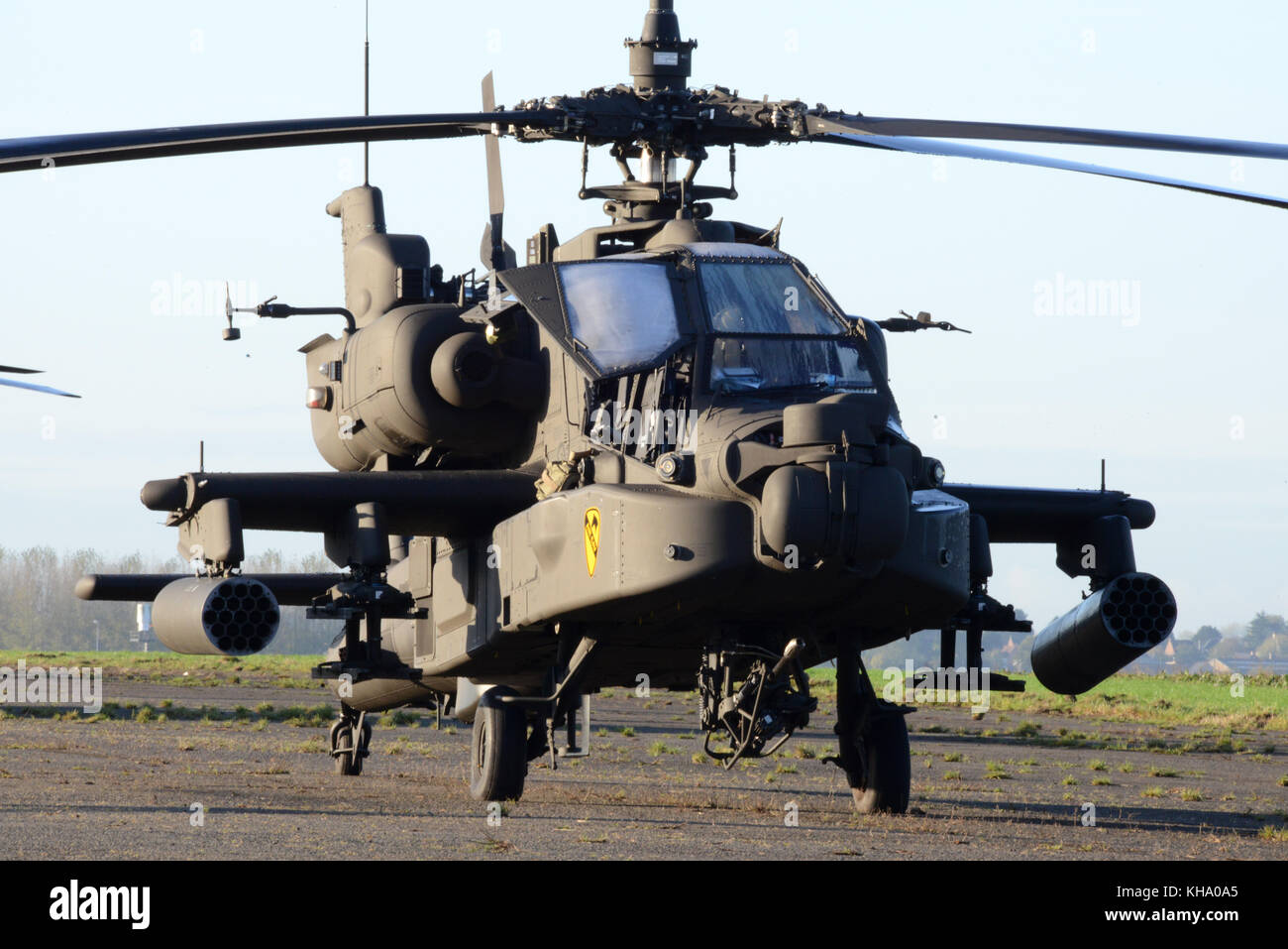 Des soldats américains affectés à 1st Air Cavalry Brigade, Division de cavalerie, effectuez les vérifications de contrôle en amont sur leurs AH-64 Apache avant de quitter un Chièvres Banque D'Images