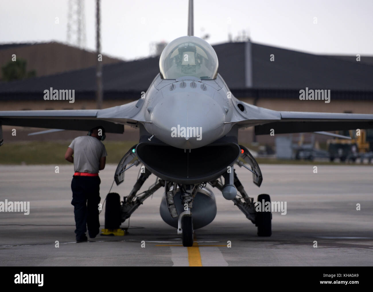 Un U.S. Air Force F-16CM Fighting Falcon du 79e Escadron de chasse, Shaw Air Force Base, S.C., subit une évaluation par une profession d'entretien Banque D'Images