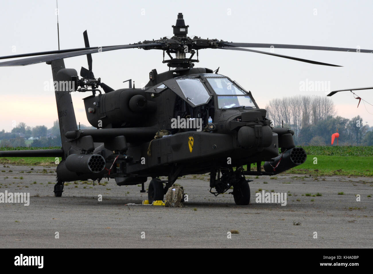 Des soldats américains avec 1st Air Cavalry Brigade, Division de cavalerie, effectuez les vérifications de contrôle en amont sur leurs AH-64 Apache avant de quitter la base aérienne de Chièvres Banque D'Images