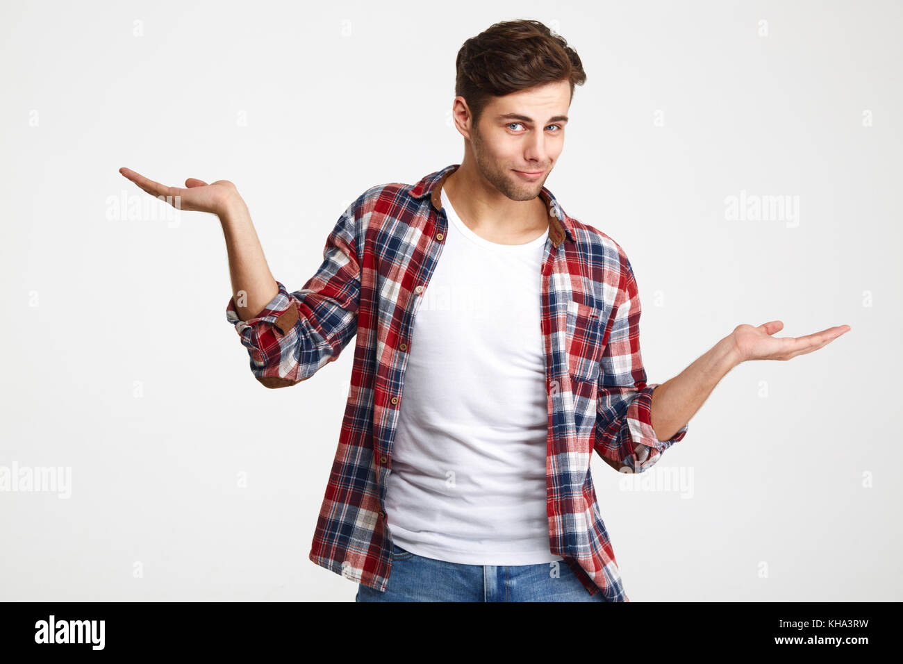 Portrait of a handsome man holding ludique copyspace sur deux palmiers isolated over white background Banque D'Images