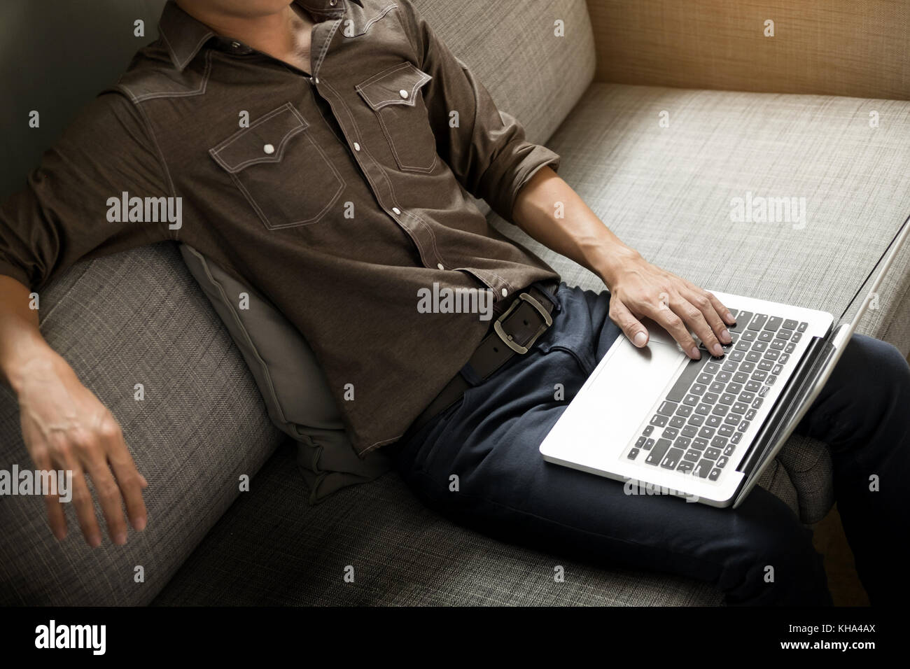 Businessman travaille sur le canapé à la maison. travailler à la recherche d'une nouvelle idée créative et de boire un café chaud sentiment pensez dur. Banque D'Images