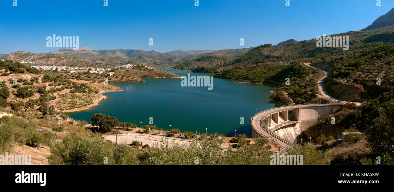 Vue panoramique, barrage et réservoir de la rivière viboras (le village de las casillas en arrière-plan), Martos, jaen province, région de l'andalousie, sp Banque D'Images