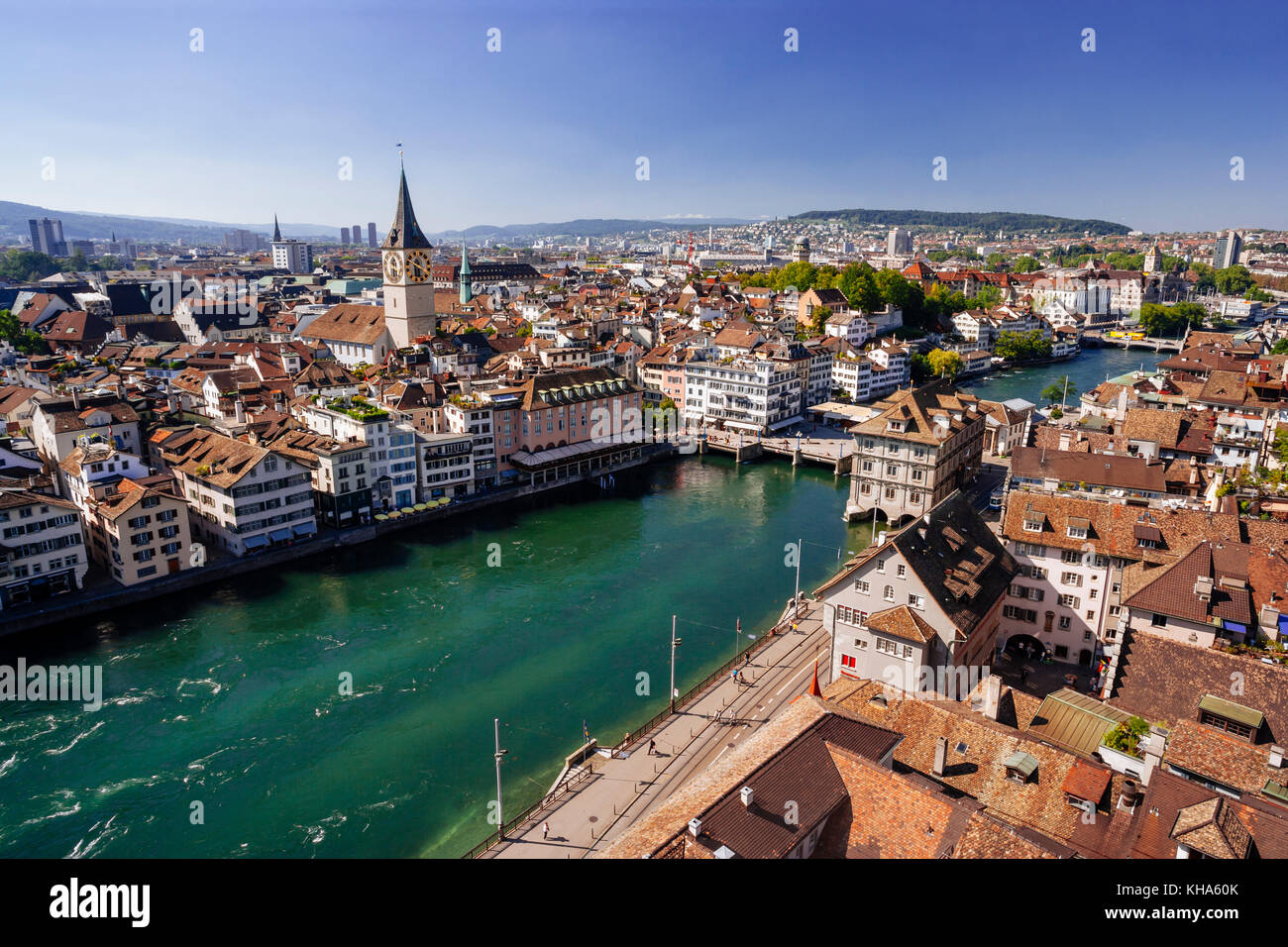 Photo de la ville de Zurich, Suisse. Prises d'un tour de l'église surplombant la rivière Limmat. Banque D'Images