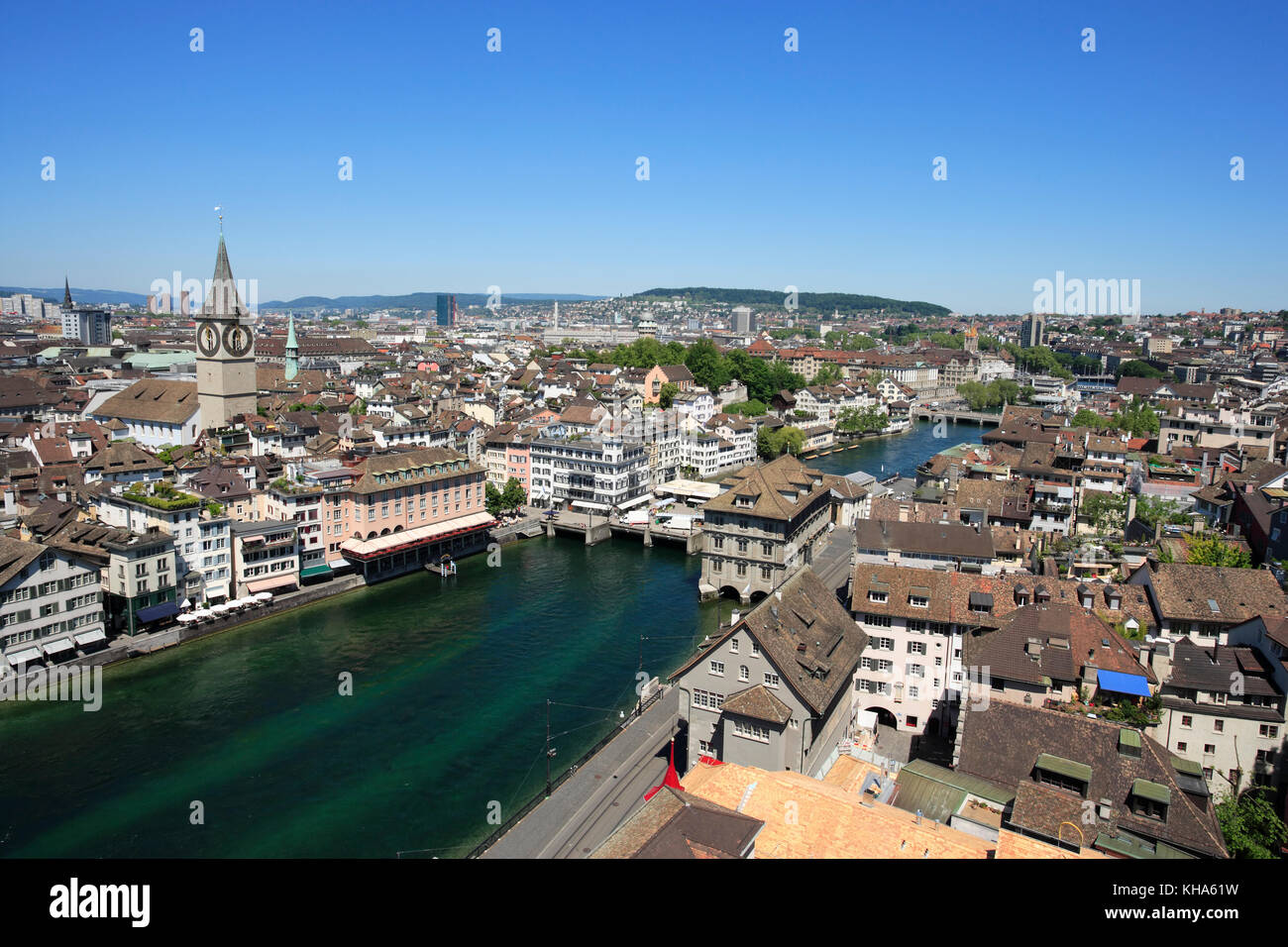 Photo de la ville de Zurich, Suisse. Prises d'un tour de l'église surplombant la rivière Limmat. Banque D'Images