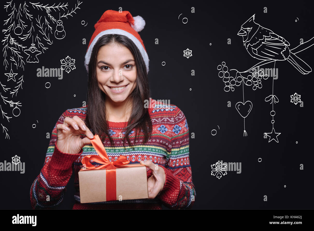 Heureux femme tenant la boîte avec un cadeau de Noël Banque D'Images