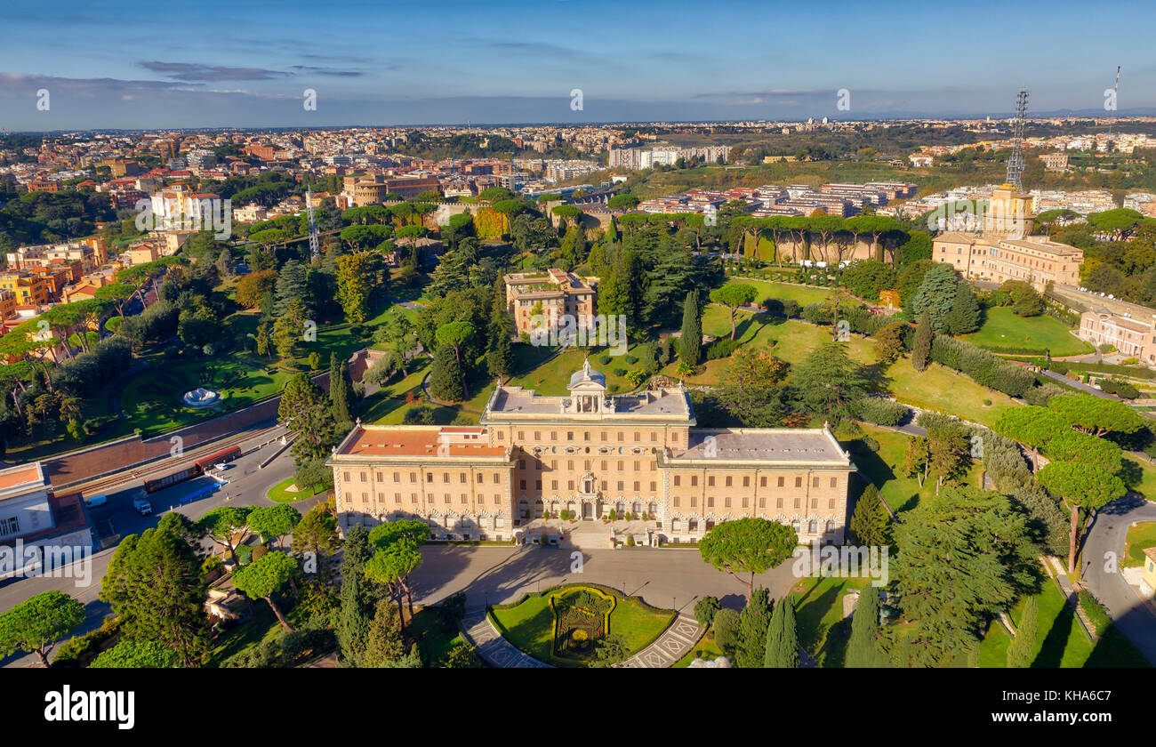 Cité du Vatican, Cité du Vatican - 1 novembre : (Note du rédacteur : cette image hdr a été numériquement comme composite.) le Vatican et le palais du gouverneur (italien : Palazzo del governatorato) sont vus à la coupole de Saint Pierre le 1 novembre 2017 dans la cité du Vatican, Vatican. Banque D'Images