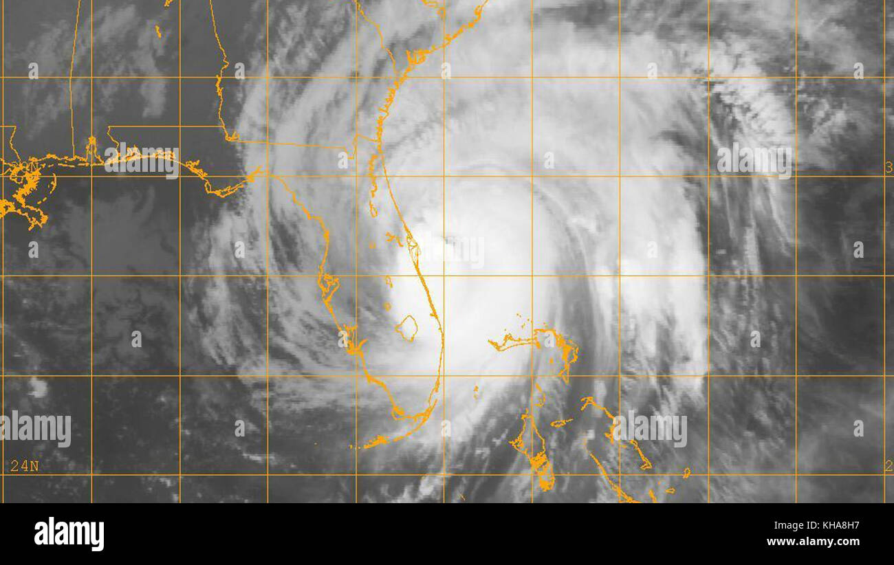 Une image satellite GOO-13 de l'ouragan Matthew le long de la côte de Floride. À 500 h HAE (0900 UTC), l'œil de Matthew était situé près de la latitude 28.2 Nord, longitude 80.0 Ouest. Il se déplace vers le nord-nord-ouest près de 13 km/h (20 mi/h), et ce mouvement général devrait se poursuivre aujourd'hui. Un virage vers le nord est attendu ce soir ou samedi. Sur la piste de prévision, le centre de Matthew se déplarera près ou au-dessus de la côte est de la péninsule de Floride à travers ce soir, et près ou au-dessus des côtes de la Géorgie et de la Caroline du Sud samedi. Les vents soutenus maximaux sont près de 120 Banque D'Images