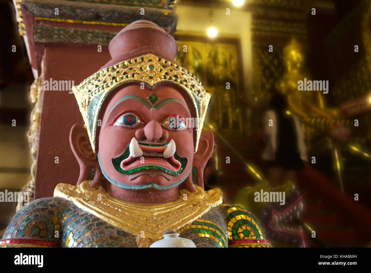 Une figure mythique dans un temple à Sakon Nakon si Tammarat, Thaïlande Banque D'Images