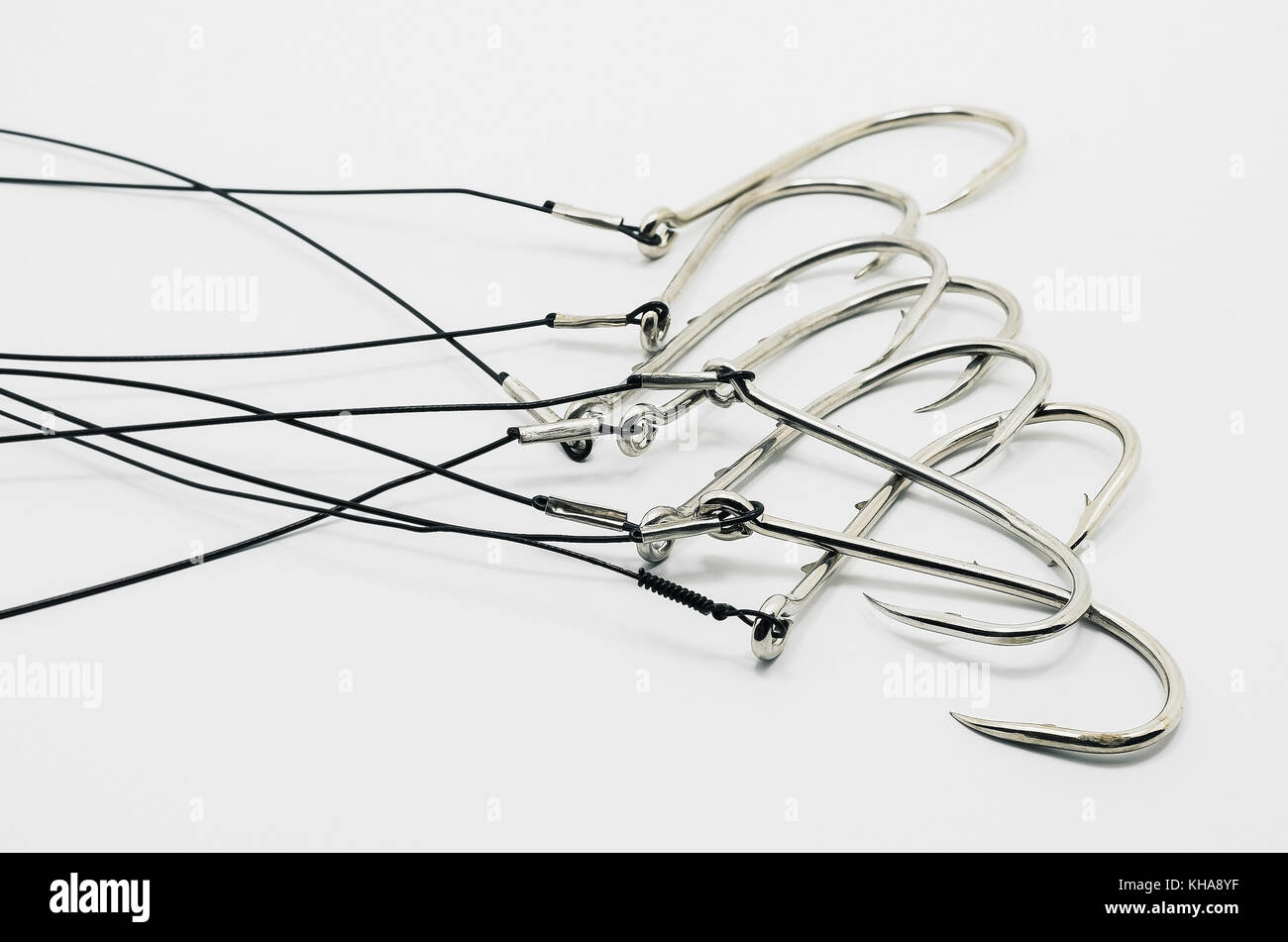 Crochet de pêche link ready made, attachés sur le câble d'acier. Accessoire de pêche pour la pêche prêt isolé sur blanc. Banque D'Images