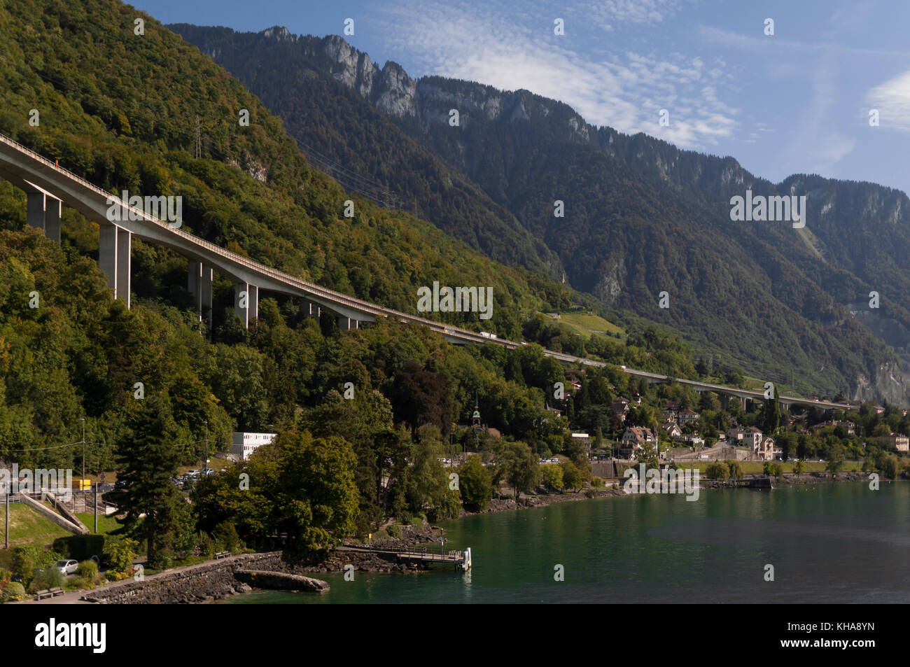 La Suisse, canton de Vaud, Région du Léman, l'autoroute 9 (e27) vue depuis  le lac léman Photo Stock - Alamy