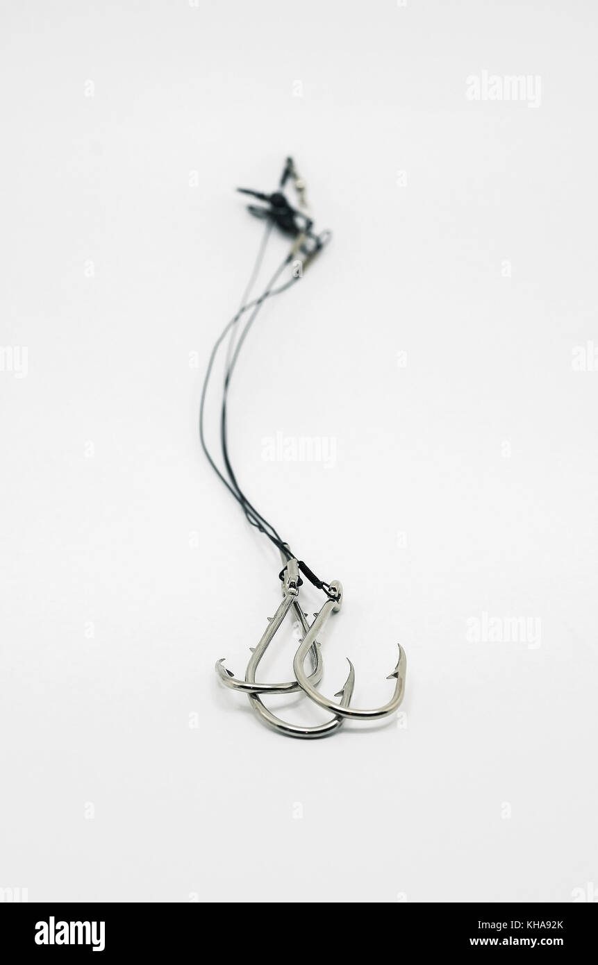 Crochet de pêche link ready made, attachés sur le câble d'acier avec le matériel roulant le baril. Accessoire de pêche pour la pêche prêt isolé sur blanc. Banque D'Images