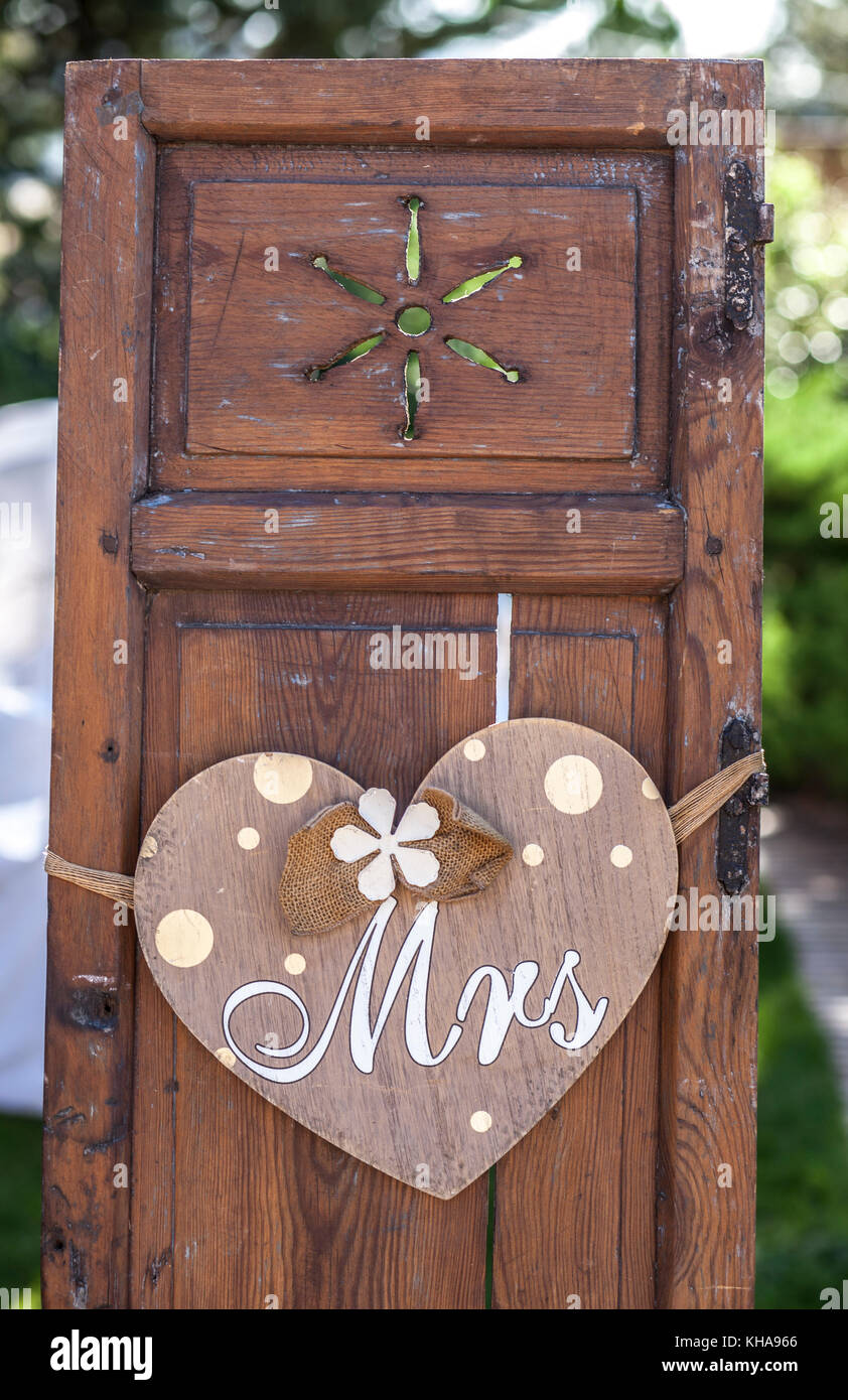 Les vieilles fenêtres avec volets hanging heart pour Mme Vintage décoration pour mariages Banque D'Images