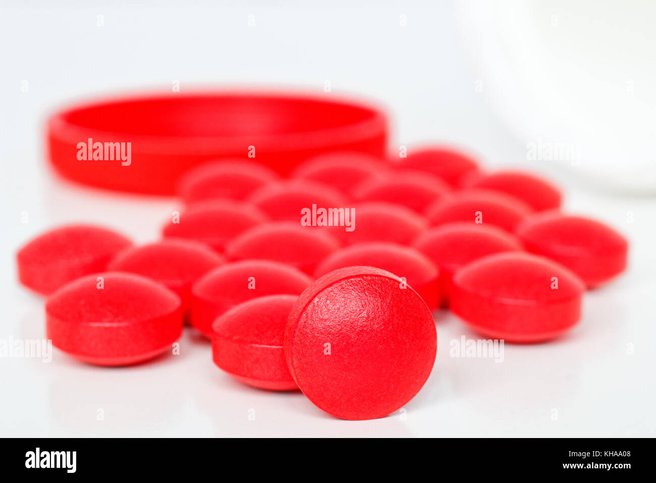 Pilules rouge sur blanc Banque D'Images