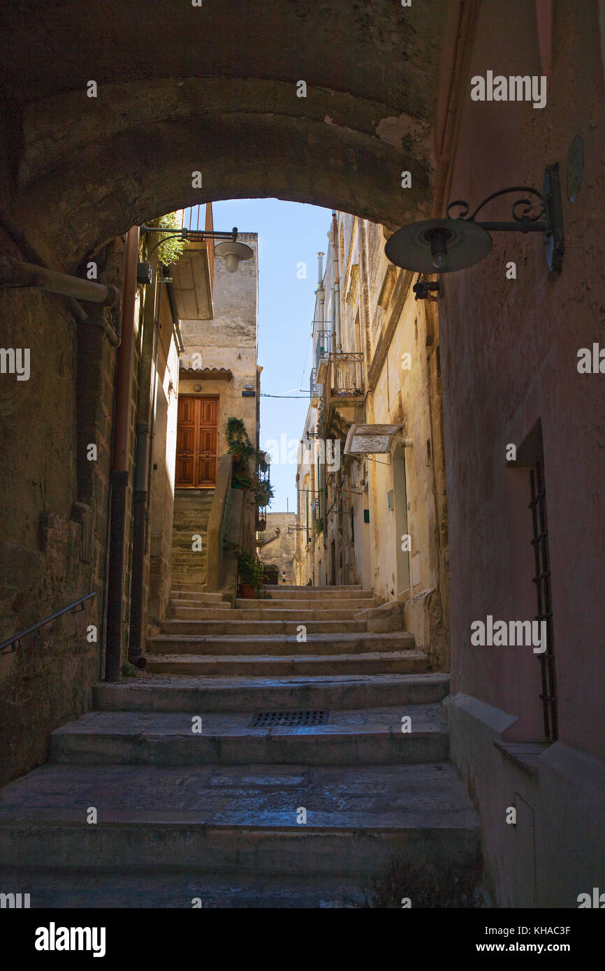 Salita Castelvecchio, une voie menant à la Piazza Duomo, Matera, Basilicate, Italie Banque D'Images