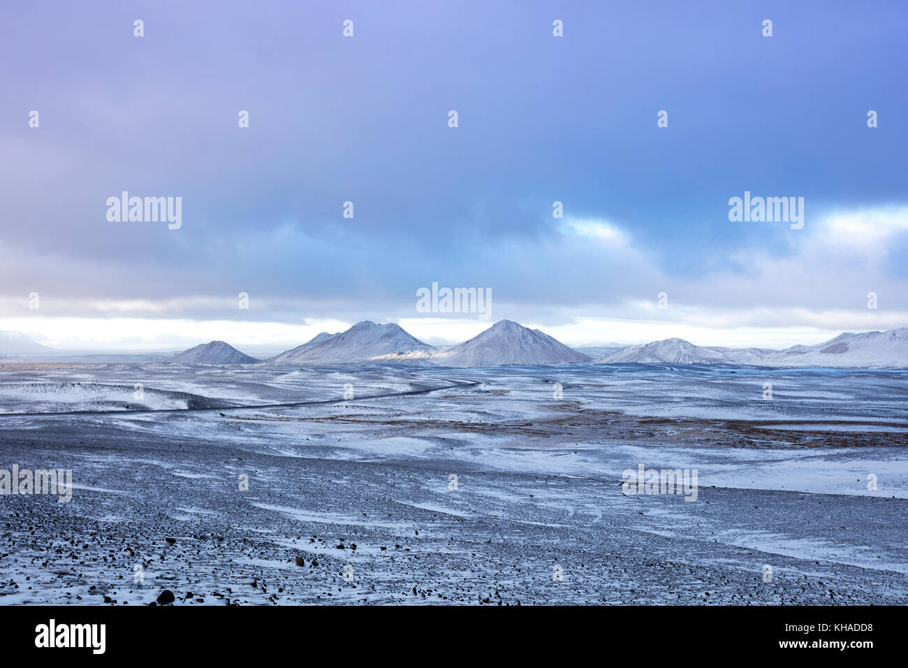 Vue sur la chaîne de montagnes Islandic à Langidalur de Svartfell dans l'île du Nord, montagne à droite: Sótatydur, montagne à Banque D'Images