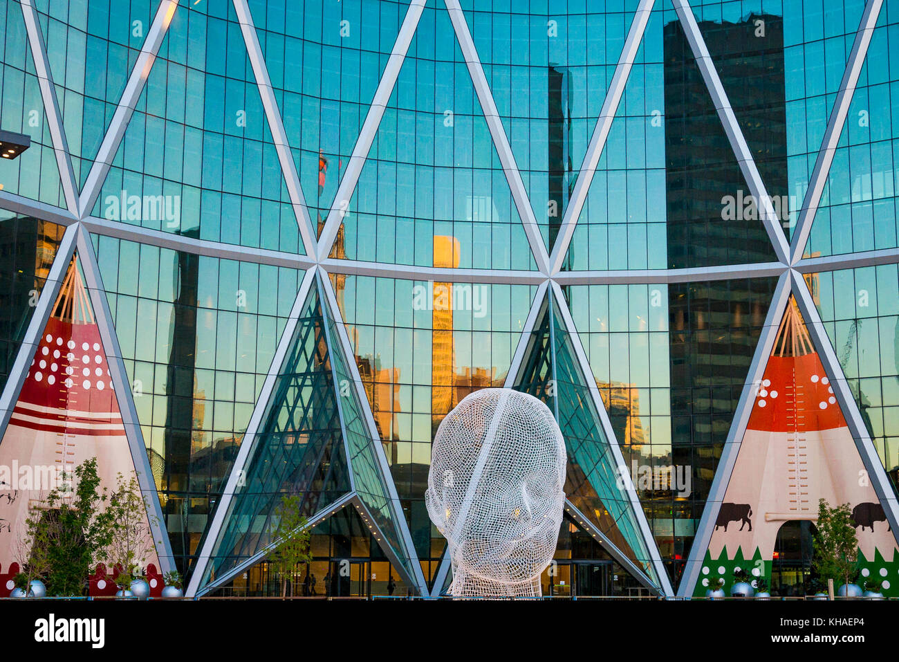 Sculpture intitulée 'Wonderland' par Jaume Plensa. L'ARC Tower, Calgary, Alberta, Canada Banque D'Images