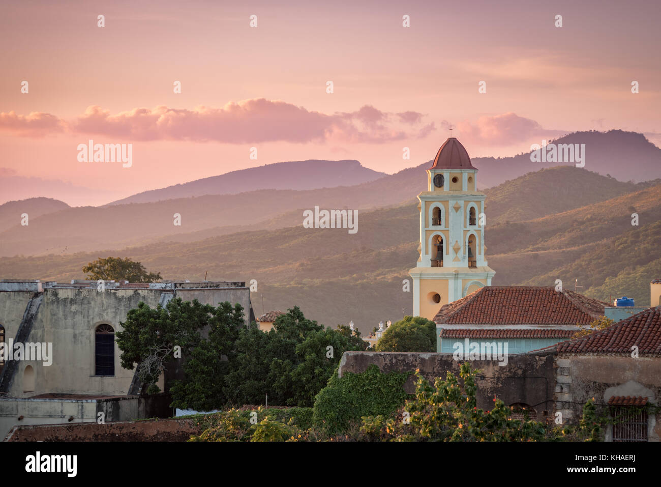 Coucher du soleil touchant l'église et les montagnes à Trinidad, Cuba Banque D'Images