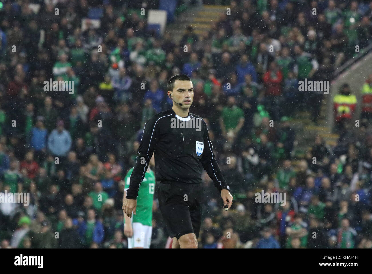 Windsor Park à Belfast en Irlande du Nord. 09 novembre 2017. Qualification pour la Coupe du Monde 2018 Play-Off (Première partie) - Irlande du Nord 0 Suisse 1. Ovidiu Hategan arbitre Match à Windsor Park. Hategan a fait une décision controversée d'accorder une pénalité pour la Suisse dans la première jambe. La Suisse a marqué le seul but des deux-pattes play-off pour gagner une place en finale en Russie aux dépens de l'Irlande du Nord. Banque D'Images