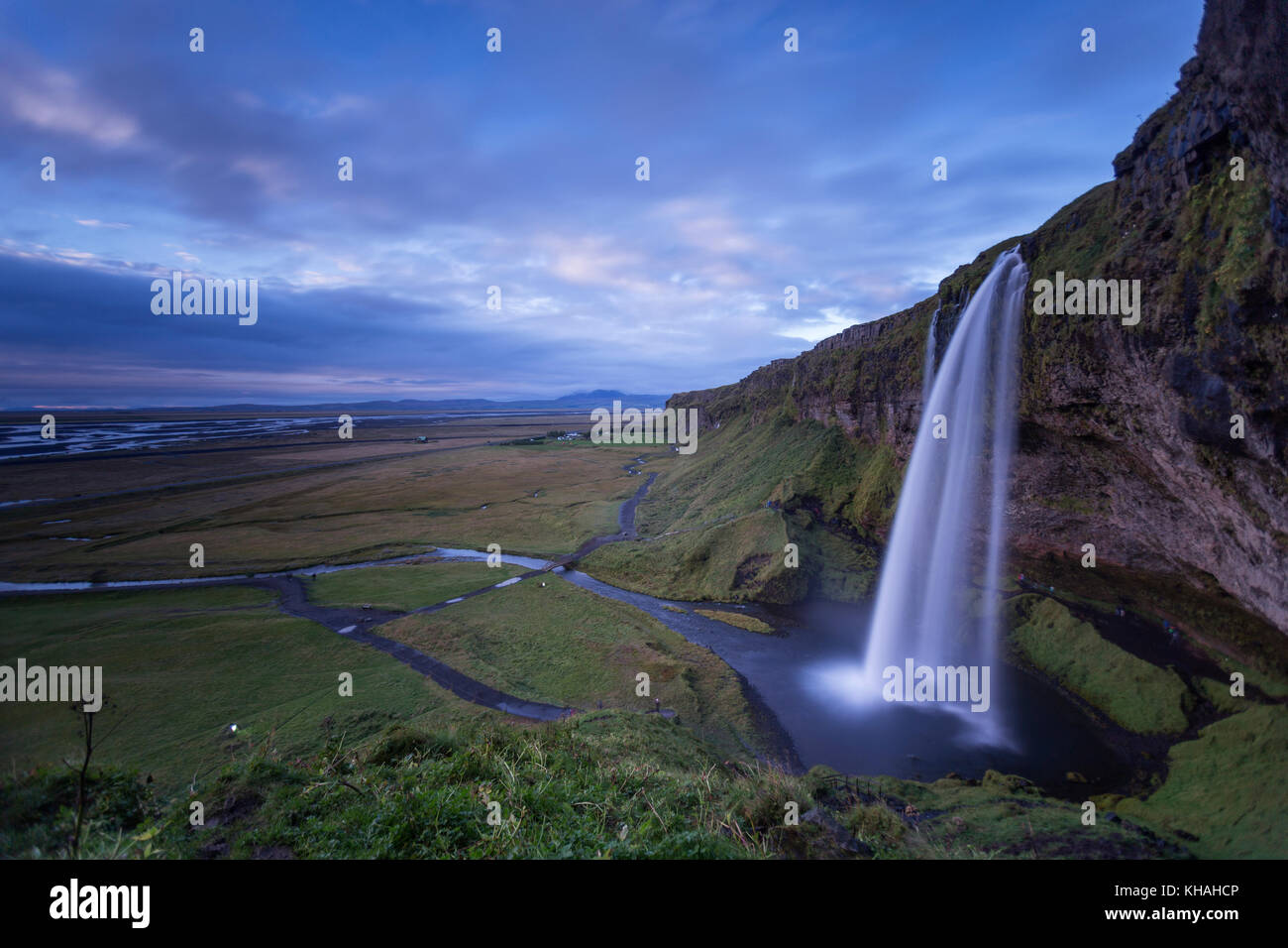 Cascade de Seljalandsfoss, sur la côte sud de l'Islande. Une destination touristique bien connue. Banque D'Images