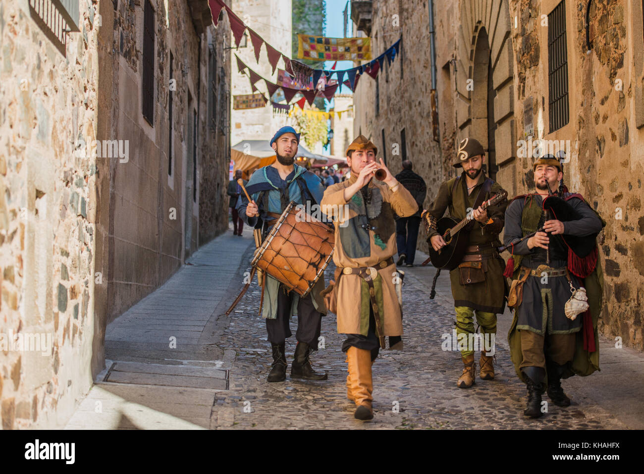 Quatre troubadours jouent leurs instruments dans les rues pendant le marché médiéval des trois cultures de Cáceres, Extremadura, Espagne Banque D'Images