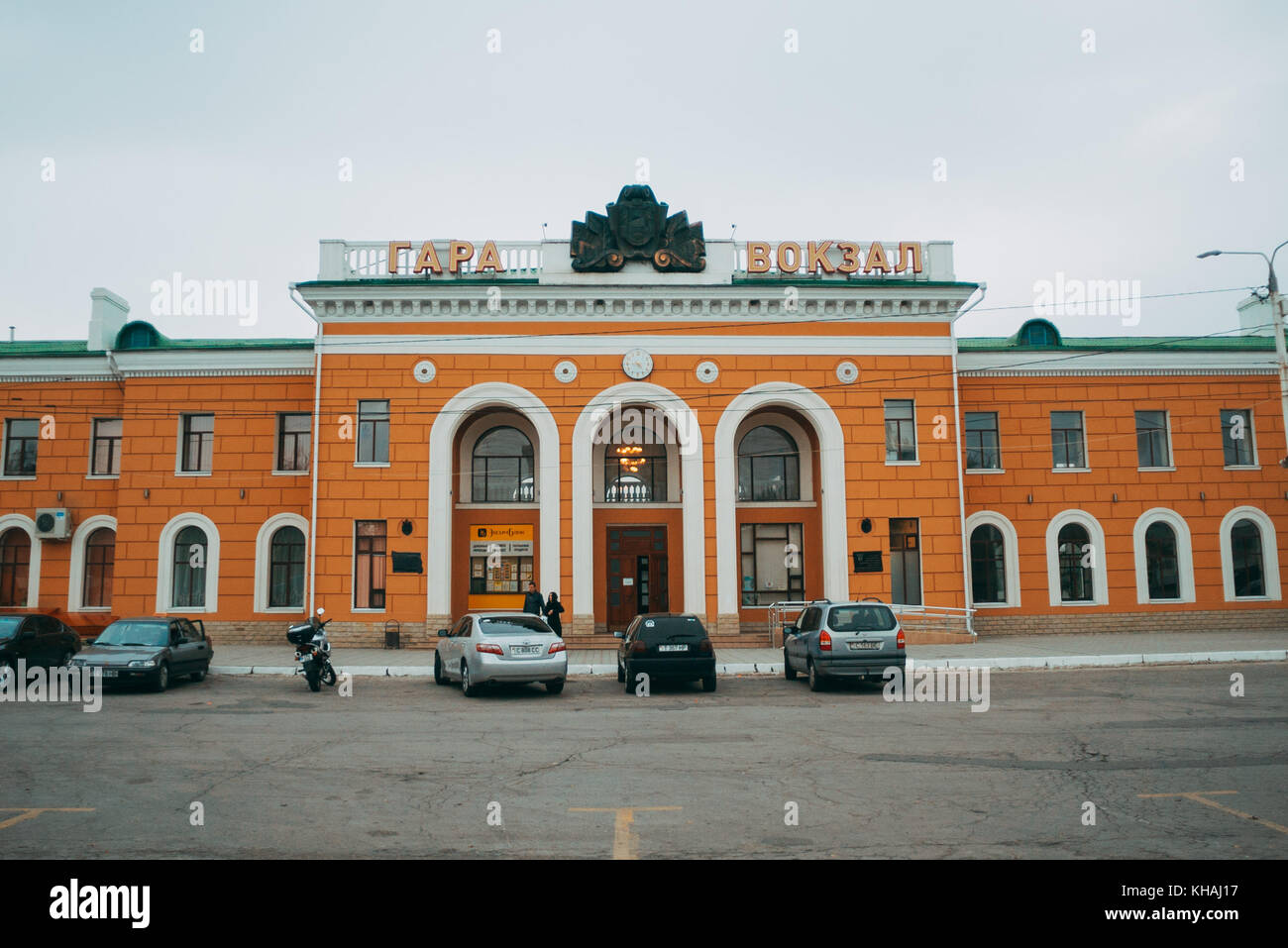 La couleur orange vif, de la gare principale de Tiraspol, bâtiment de la Transnistrie capital Banque D'Images