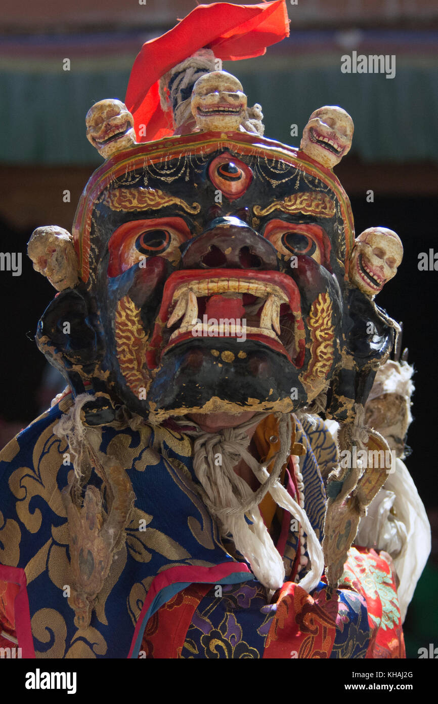 Grand masque ancien tibétain bleu foncé avec des crânes humains ci-dessus pour les rituels sacrées du bouddhisme, l'Himalaya, en Inde. Banque D'Images