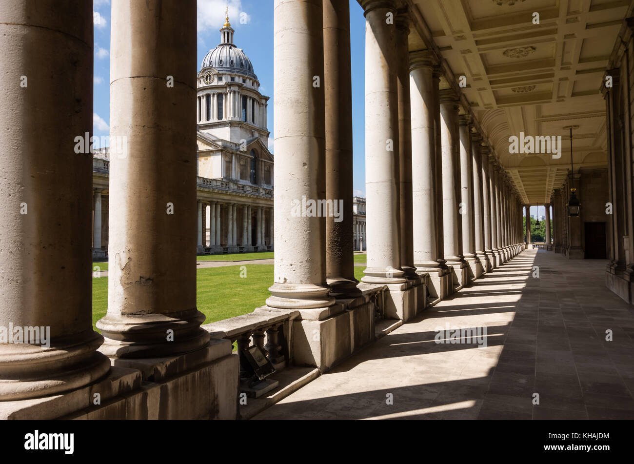 Le long de la colonnade de la cour de l'université, Université de Greenwich, London, England, UK Banque D'Images