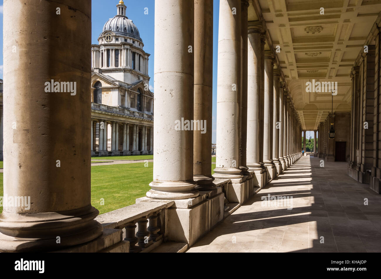 Le long de la colonnade de la cour de l'université, Université de Greenwich, London, England, UK Banque D'Images