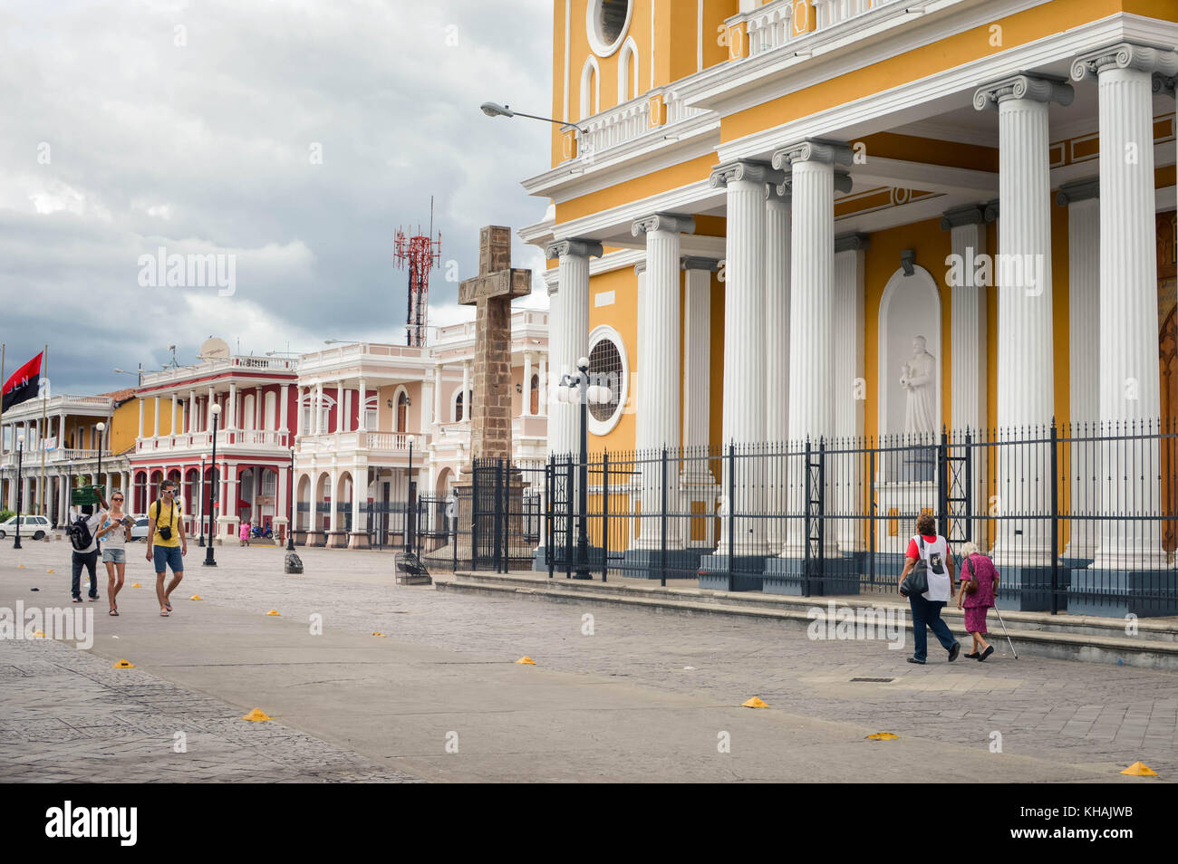 Granada, Nicaragua - Juillet 22, 2015 : les touristes et les gens passent devant la cathédrale de Notre-Dame de l'Assomption à Granada, Nicaragua. Son Spanis Banque D'Images