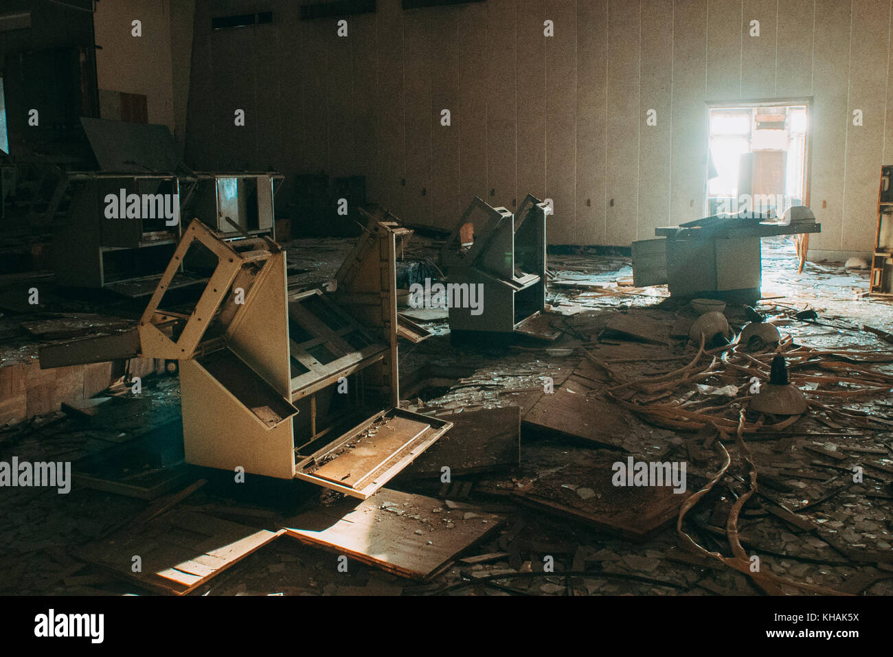 À l'intérieur d'une salle de commande électrique abandonnée à Tchernobyl à la station de radar, Ukraine Banque D'Images