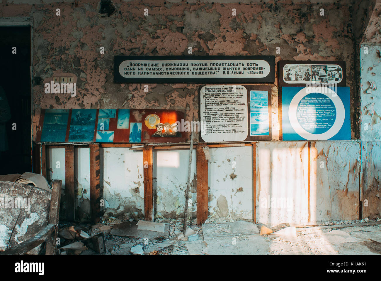 Les restes de la propagande et de l'oeuvre à l'intérieur d'une station radar militaire secrète à Tchernobyl, en Ukraine Banque D'Images