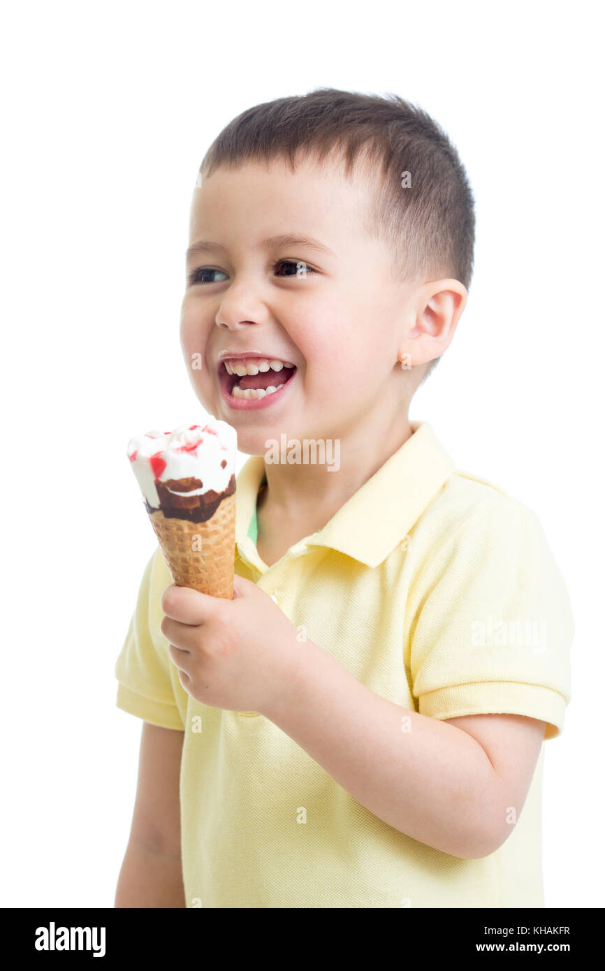 Enfant boy eating ice cream isolated on white Banque D'Images