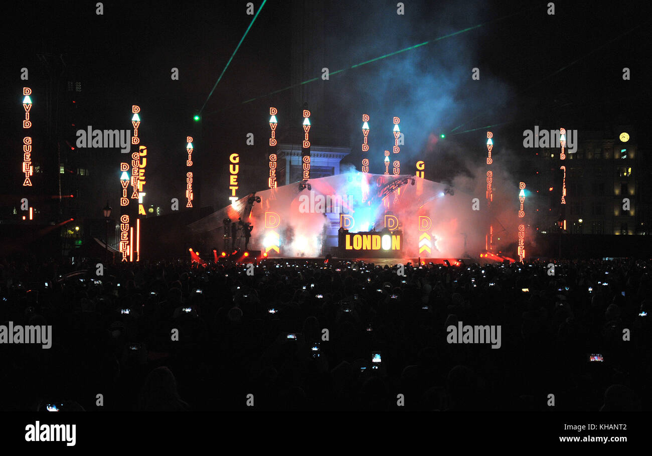 DJ David Guetta se produit à Trafalgar Square, Londres, devant les MTV Europe Music Awards. Banque D'Images