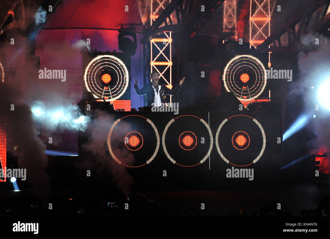 DJ David Guetta se produit à Trafalgar Square, Londres, devant les MTV Europe Music Awards. Banque D'Images